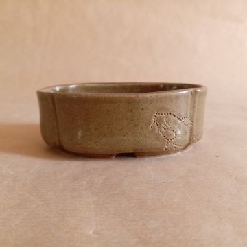 Piccolo vaso in gres con la classica forma denominata mokko, con carpe incise a piccoli puntini.