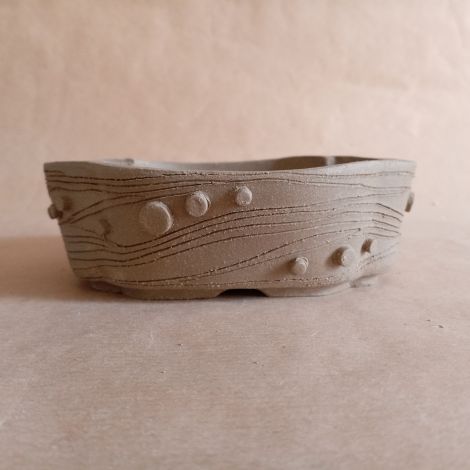 Vaso mokko con decorazione liberty (onde incise e pasticche di varie dimensioni a rilivo per creare giochi di chiaroscuro) in gres non smaltato.
