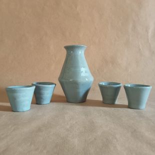 Servizio da sakè in gres azzurro con motivo a nuvolette stilizzate