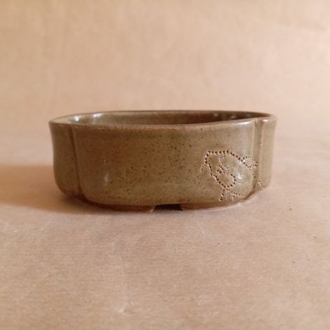 Piccolo vaso in gres con la classica forma denominata mokko, con carpe incise a piccoli puntini.