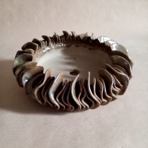 Vaso per bonsai rotondo che ricorda gli anemoni marini, in gres smaltato