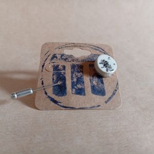 Spilla da bavero con pastiglia in gres dipinta a mano
