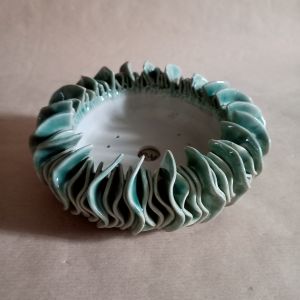 Vaso bonsai rotondo che ricorda un anemone marino in gres smaltato turchese