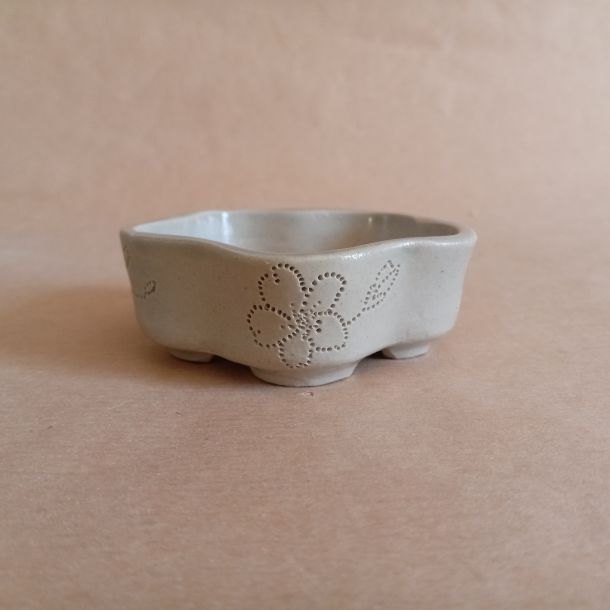 Vaso a forma di fiore con fiori incisi, in gres, smalto azzurro pallido