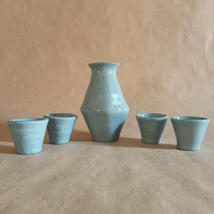 Servizio da sakè in gres azzurro con motivo a nuvolette stilizzate