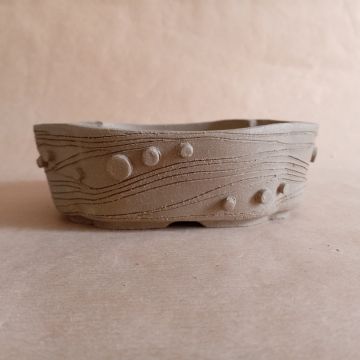 Vaso mokko con decorazione liberty (onde incise e pasticche di varie dimensioni a rilivo per creare giochi di chiaroscuro) in gres non smaltato.