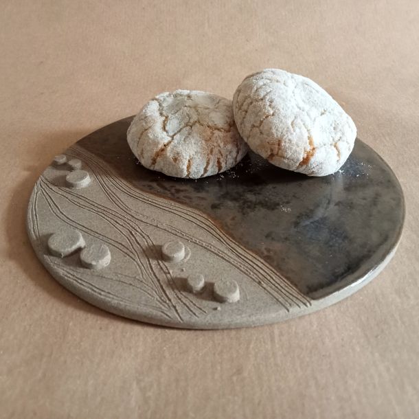 Piattino da dolce in gres smaltato con decorazione Liberty