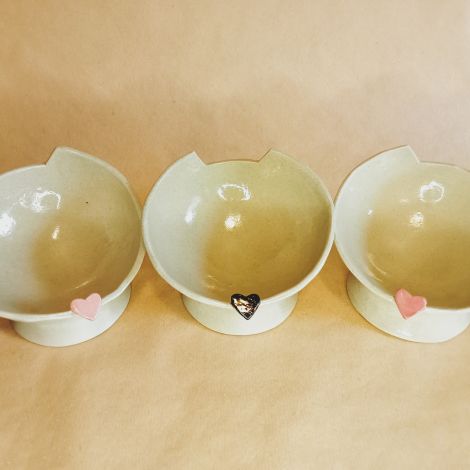 Ciotola per gatti inclinata in gres fatta a mano