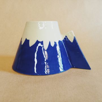 Tazza da cappuccino a forma di montagna innevata