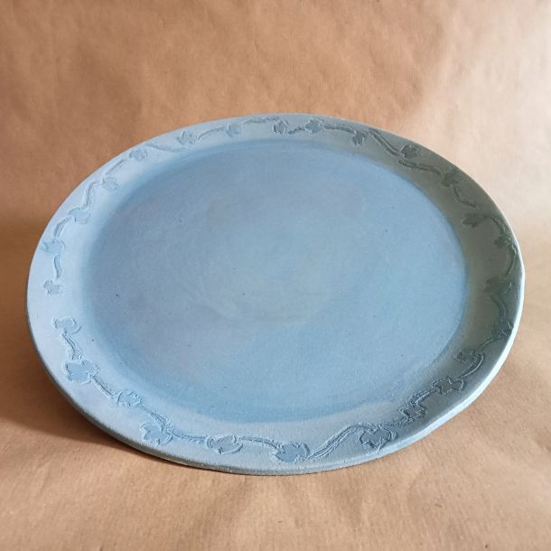 Piatto da portata o da torta in gres azzurro con tralcio di edera a rilievo