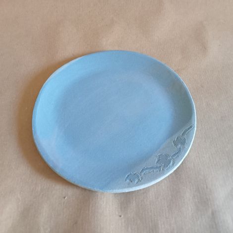 Piattino da dolce in gres azzurro con tralcio d'edera a bassorilievo