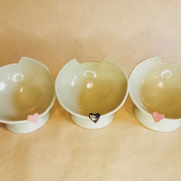 Ciotola per gatti inclinata in gres fatta a mano