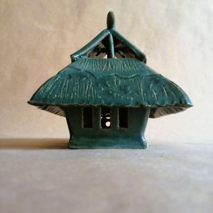 Brucia incensi a forma di capanna tradizionale giapponese. Il colore particolare è stato ottenuto sovrapponendo due smalti di mia produzione. Sul tetto si avvinghia un tralcio d'edera leggermente in rilievo.