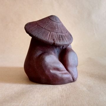 Okimono tenpai pellegrino addormentato in gres rosso