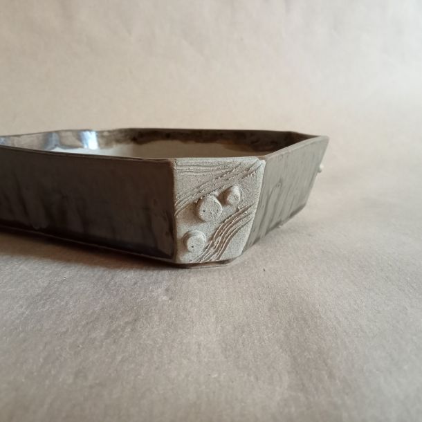 Vaso rettangolare con angoli smussati. Smaltato sui lati lunghi, non smaltato con decorazioni a rilievo sugli angoli. in gres cotto a alta temperatura, pezzo unico