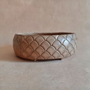Vaso rotondo con decorazione a scaglie in gres smaltato
