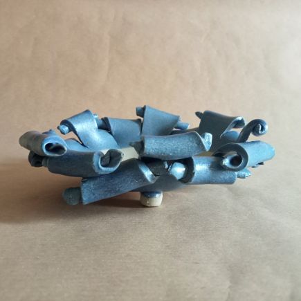 Vaso scultura per kusamono o shitakusa in gres con riccioli modellati a mano