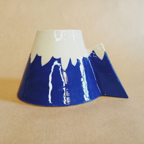 Tazza da cappuccino a forma di montagna innevata